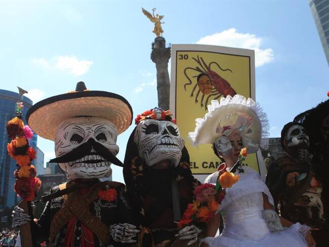 El desfile retoma elementos de la más reciente película de James Bond y la instalación de una monumental ofrenda en el Zócalo.