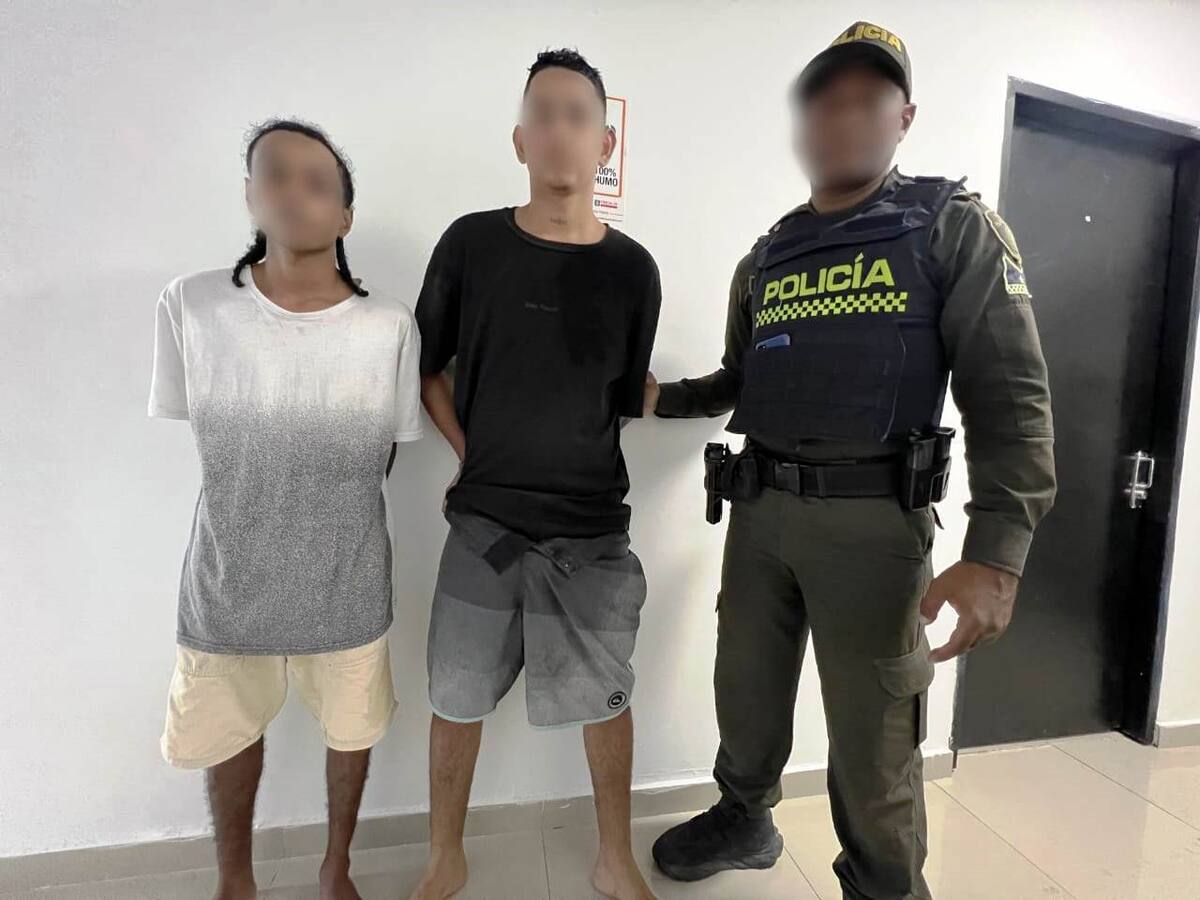 Capturados dos hombres y aprehendido un menor de edad, por hurtar un vehículo