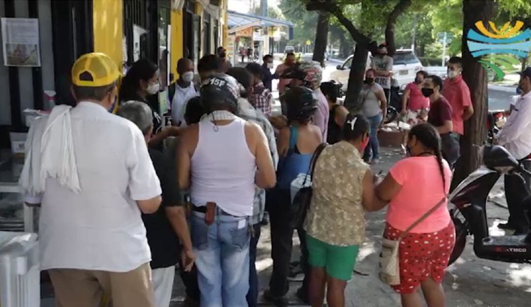 Aglomeraciones para reclamar medicamentos en un dispensario de La Dorada