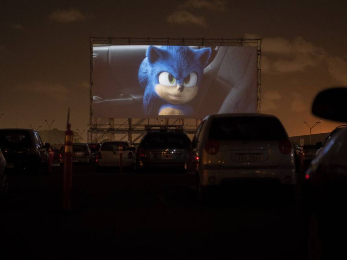 A falta de vuelos, el aeropuerto de Montevideo se conviertió en autocine