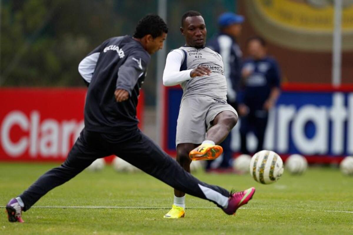 Los jugadores de la selección de fútbol de Ecuador  participan en un entrenamiento, en la Casa de la Selección en Quito (Ecuador).