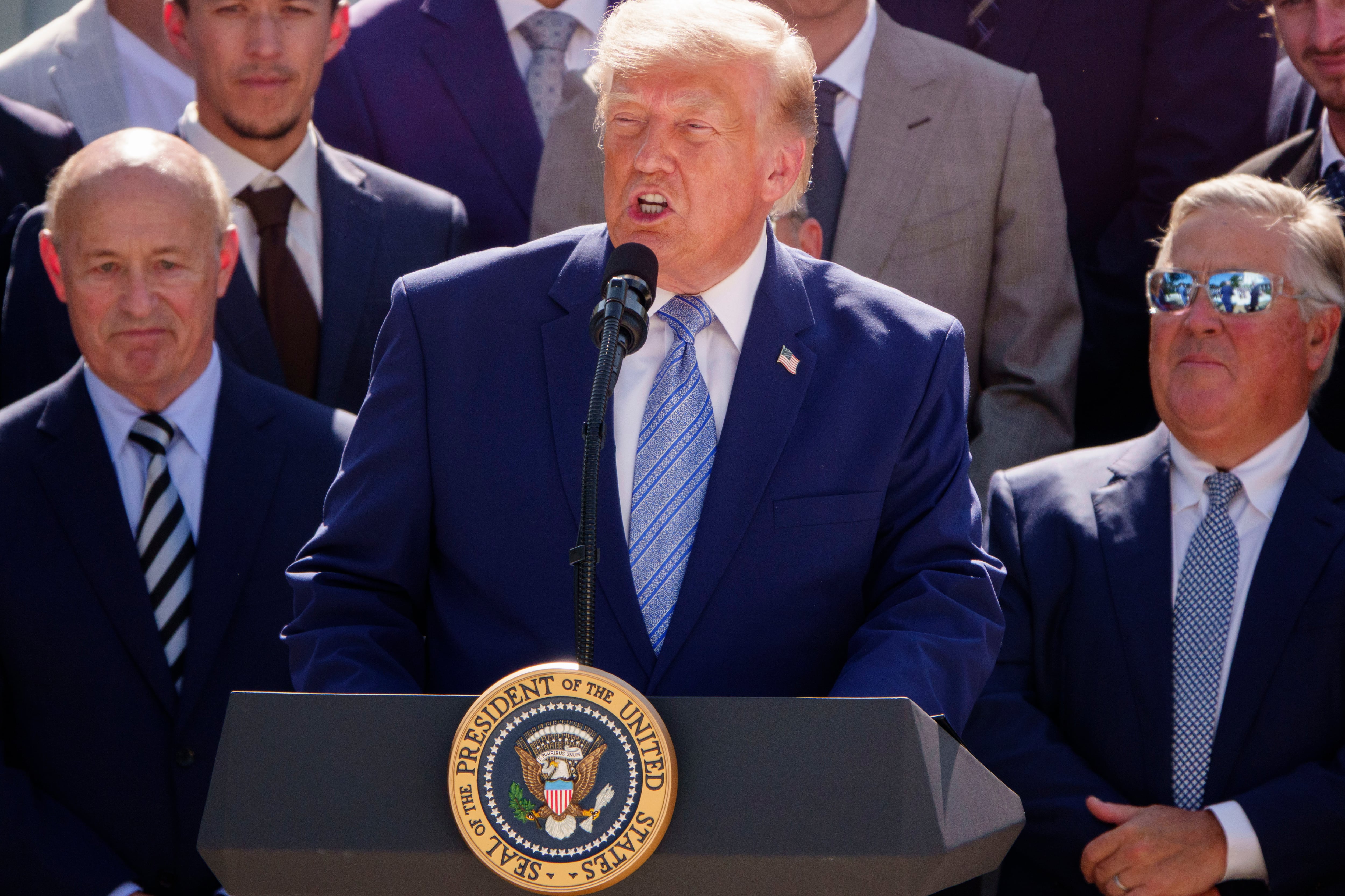 El presidente Donald Trump pronuncia unas palabras al recibir a los campeones de la Serie Mundial de 2025 (Photo by K.C. Alfred / The San Diego Union-Tribune via Getty Images)