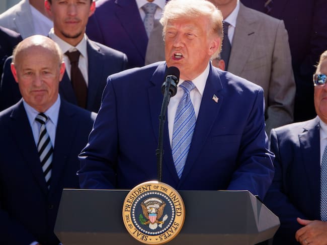El presidente Donald Trump pronuncia unas palabras al recibir a los campeones de la Serie Mundial de 2025 (Photo by K.C. Alfred / The San Diego Union-Tribune via Getty Images)