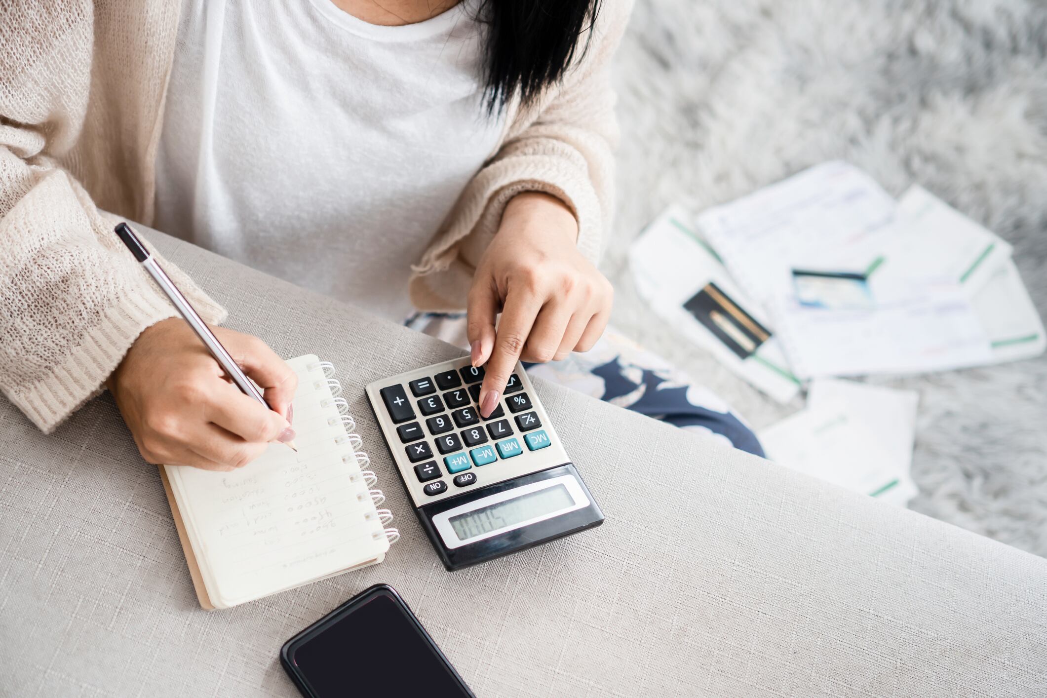 Mujer realizando cuentas, imagen de referencia // Getty Images