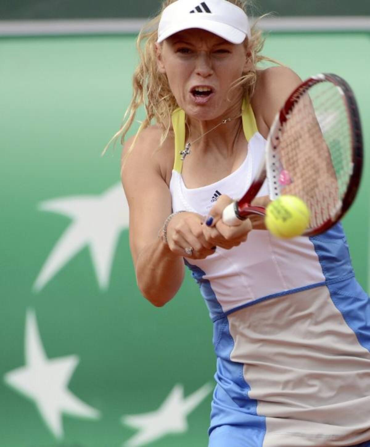 La tenista danesa Caroline Wozniacki devuelve la bola durante el partido de segunda ronda del torneo de Roland Foto: efe