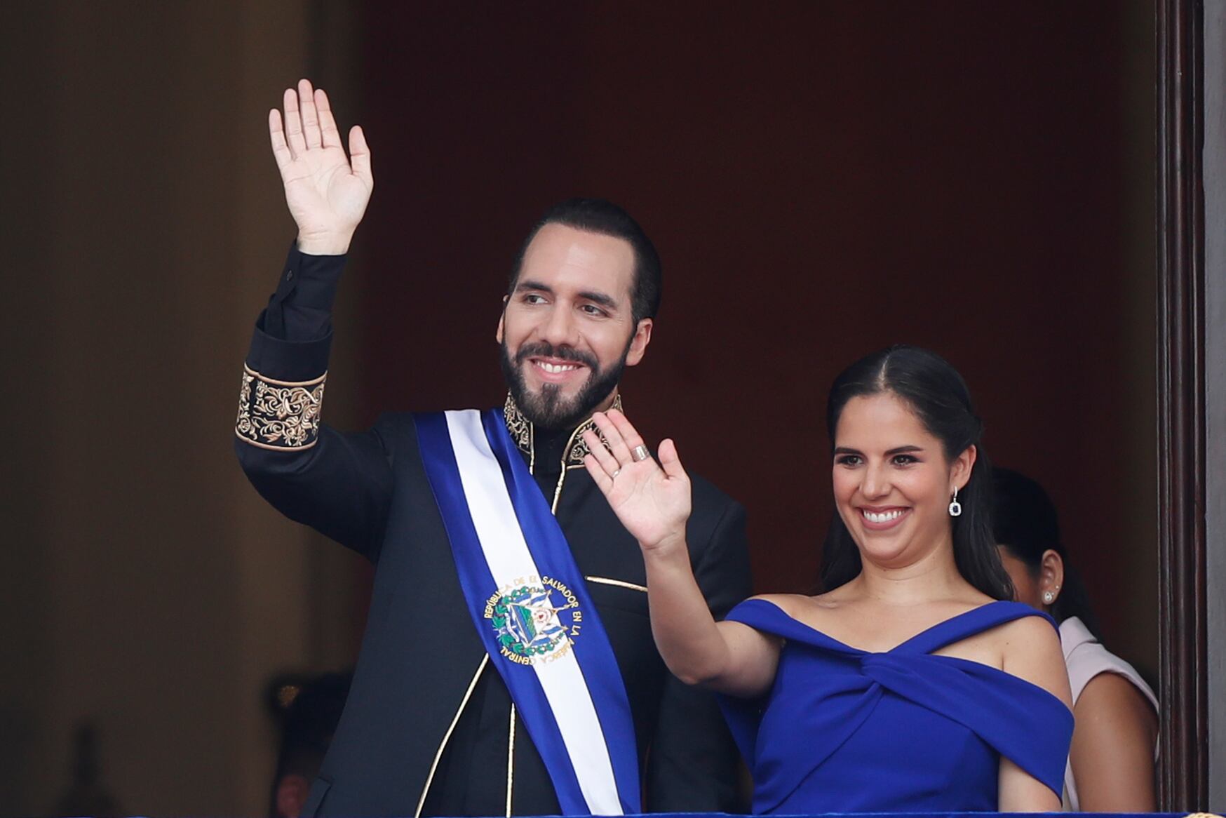 El presidente de El Salvador, Nayib Bukele, acompañado de su esposa, Gabriela Rodríguez, pronuncia un discurso durante la ceremonia de investidura. EFE