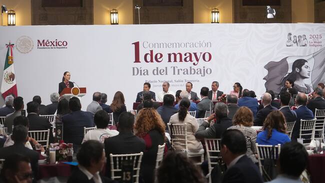 MEX1379. CIUDAD DE MÉXICO (MÉXICO), 01/05/2025.- Fotografía cedida por la Presidencia de México de la mandataria mexicana, Claudia Sheinbaum (i), durante un acto protocolario en el Palacio Nacional de Ciudad de México (México). Sheinbaum anunció la instauración "paulatina y gradual" de semana laboral de 40 horas. EFE/ Presidencia De México / SOLO USO EDITORIAL/ NO VENTAS /SOLO DISPONIBLE PARA ILUSTRAR LA NOTICIA QUE ACOMPAÑA (CRÉDITO OBLIGATORIO)
