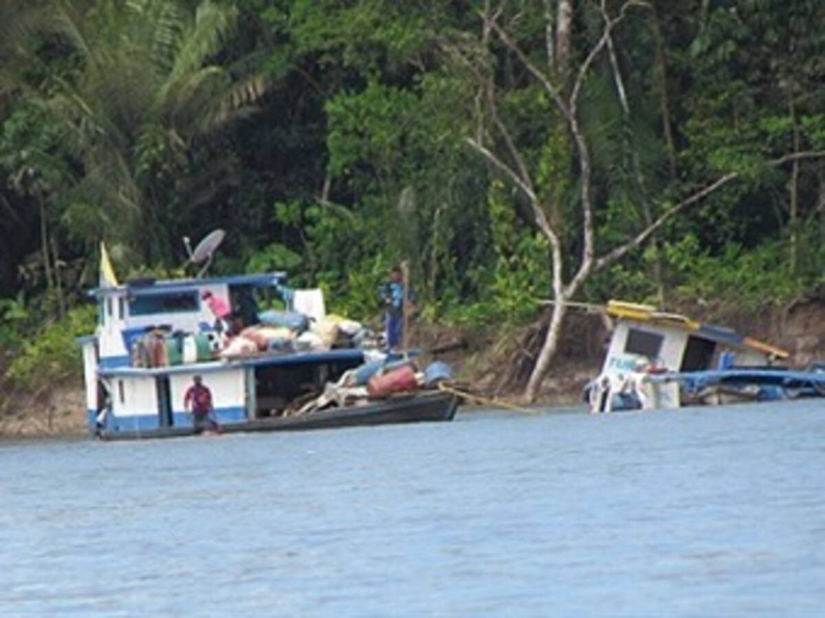 Armada rescata 19 personas que naufragaron en el río Putumayo
