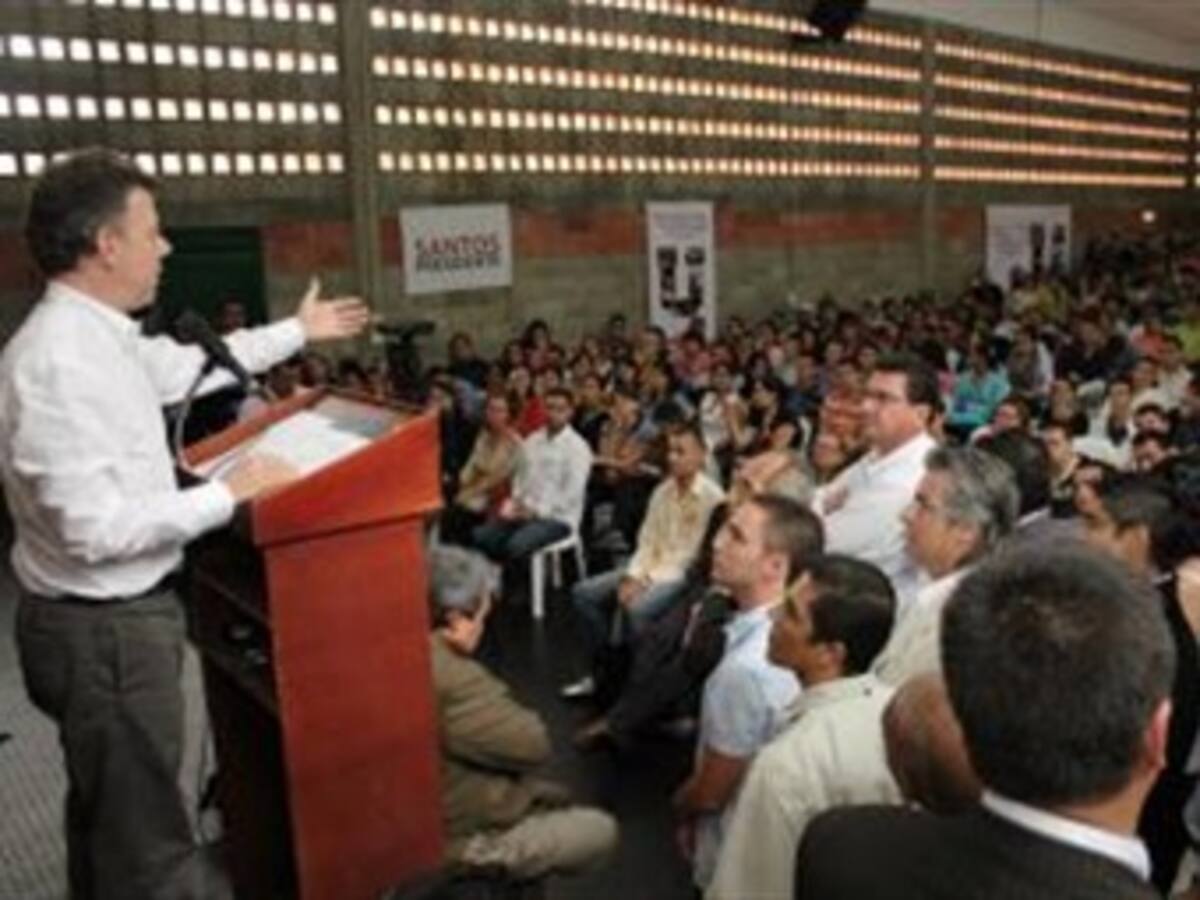 Santos afirma que no hay contradicción por haberse reunido con 'Raúl Reyes'