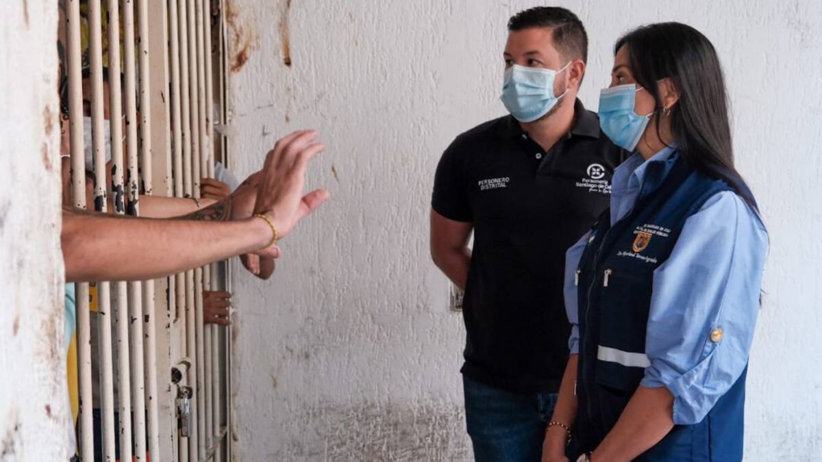 Cali adelanta vacunación en estaciones de policía