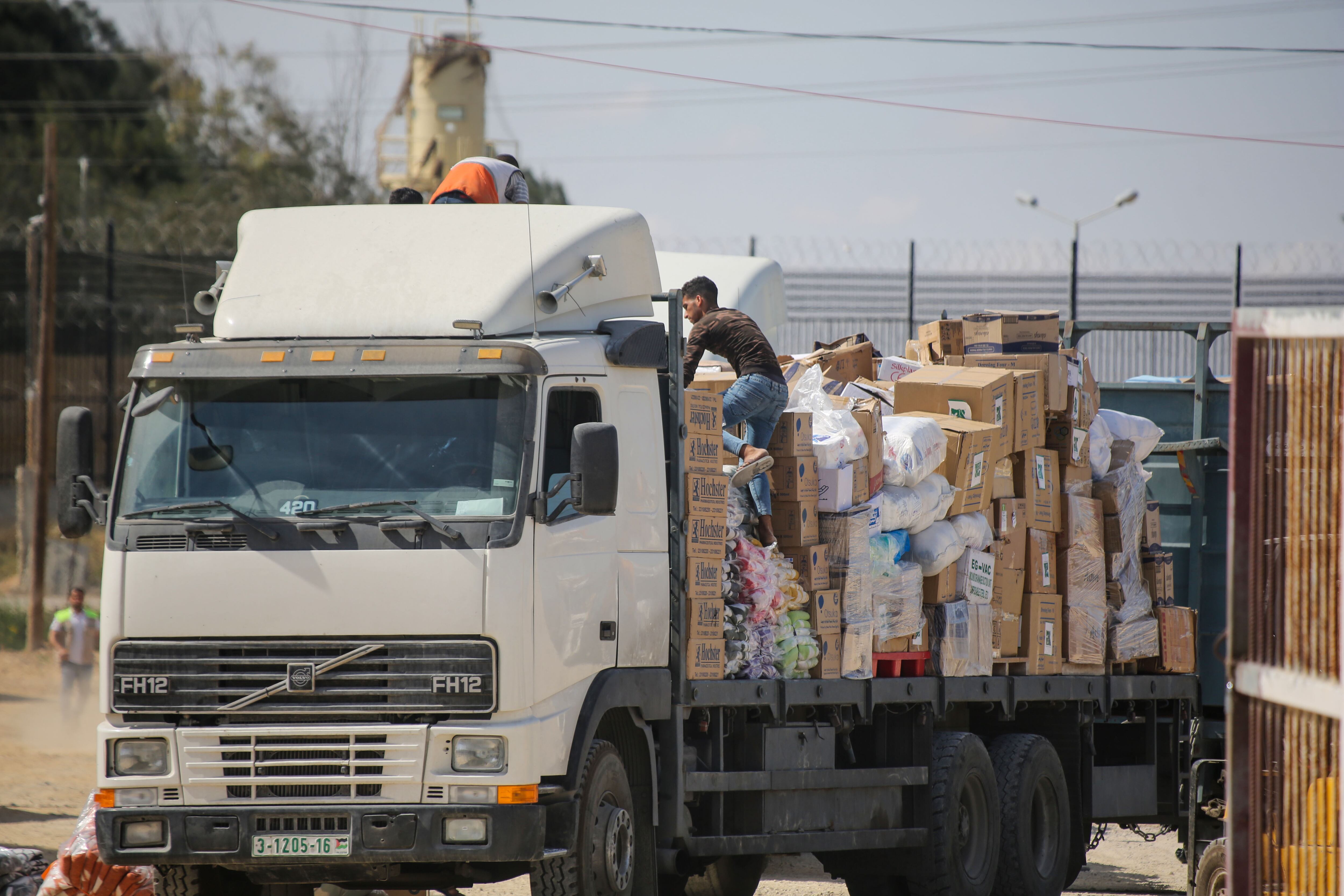 Varios camiones con alimentos, medicinas y otros suministros llegaron al territorio palestino tras semanas de llamados a Israel para que permita el ingreso de ayudas humanitarias.
(Foto:   Ahmad Hasaballah/Getty Images)