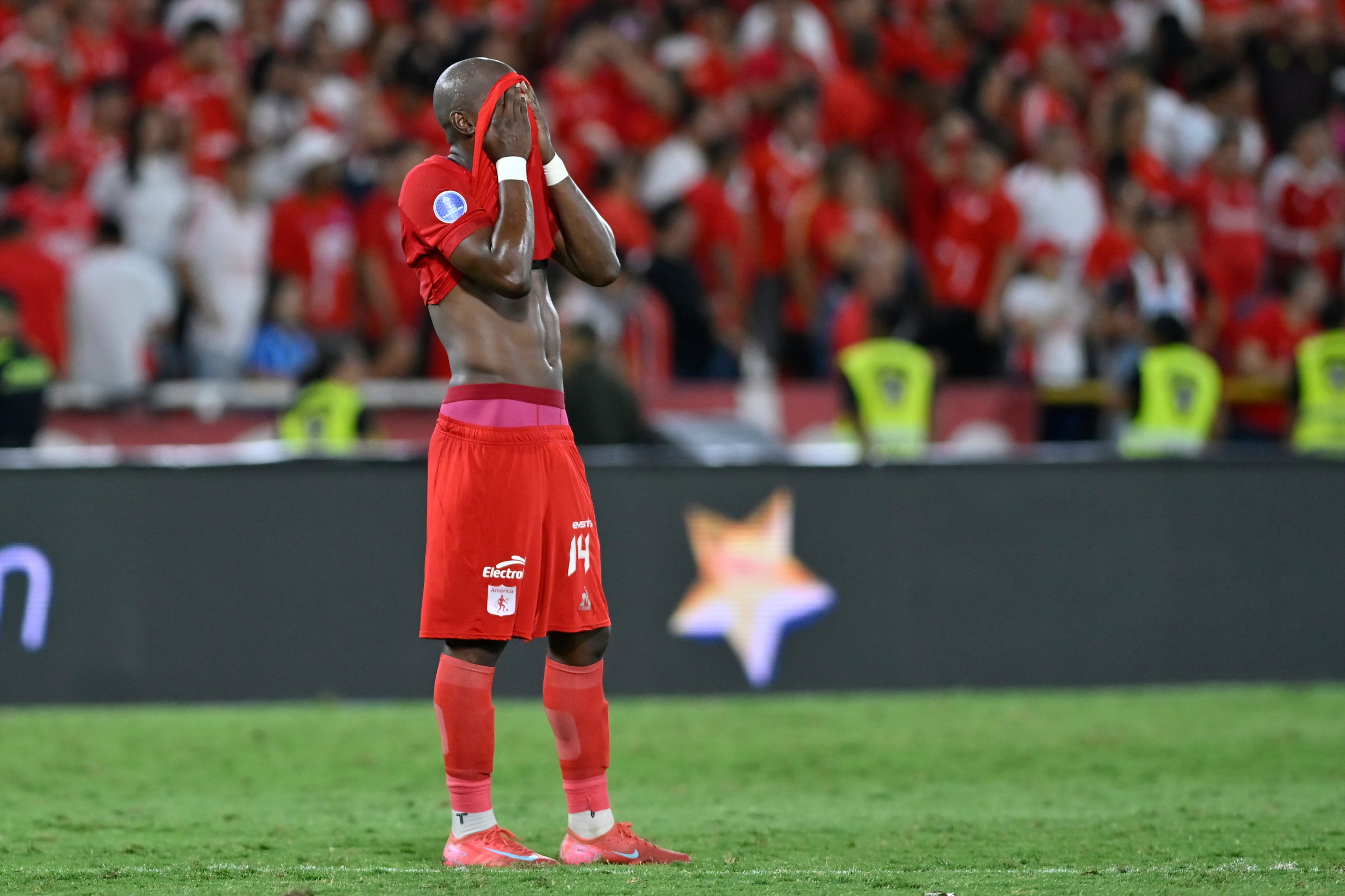 Marcos Mina se lamenta tras la derrota del América ante el Fluminense. (Photo by Gabriel Aponte/Getty Images)