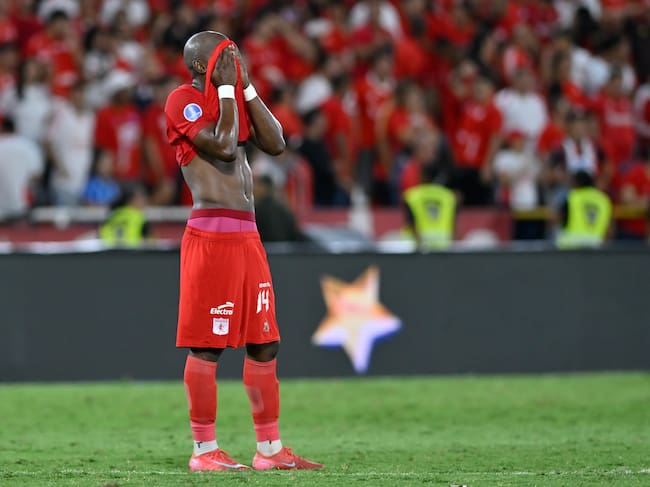 Marcos Mina se lamenta tras la derrota del América ante el Fluminense. (Photo by Gabriel Aponte/Getty Images)