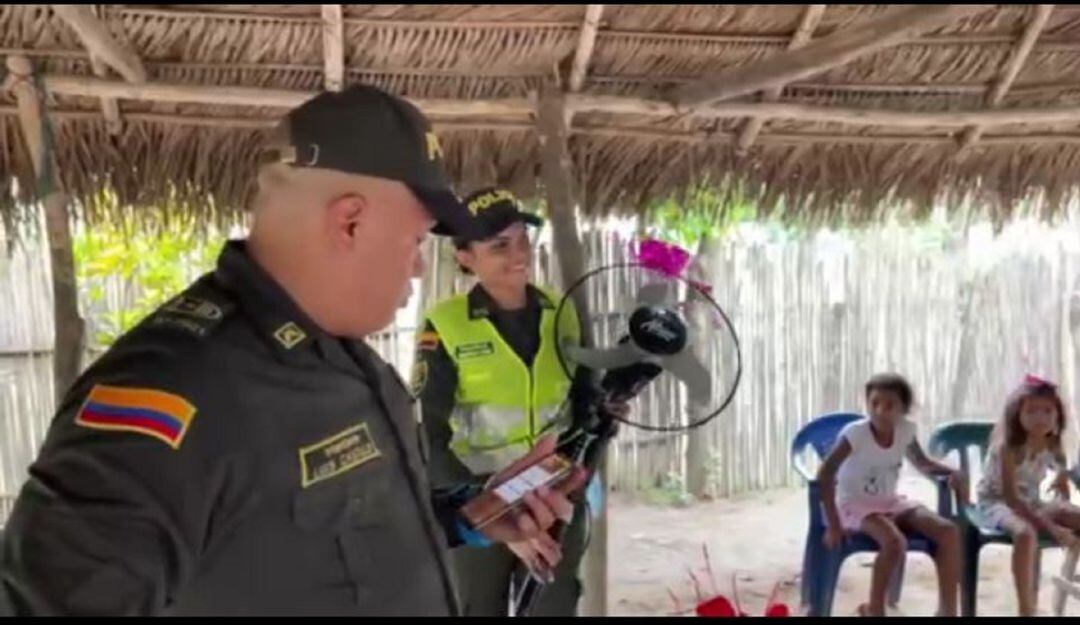 La Policía entregó regalos a una niña de ocho años de humilde familia que padece de parálisis cerebral