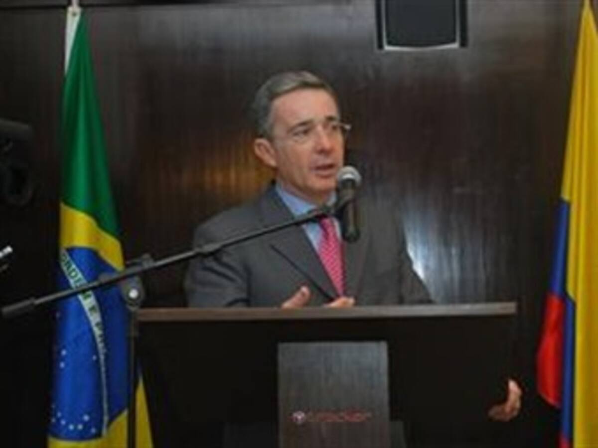 Uribe dice que las Farc son cínicas al justificar la muerte de indígenas