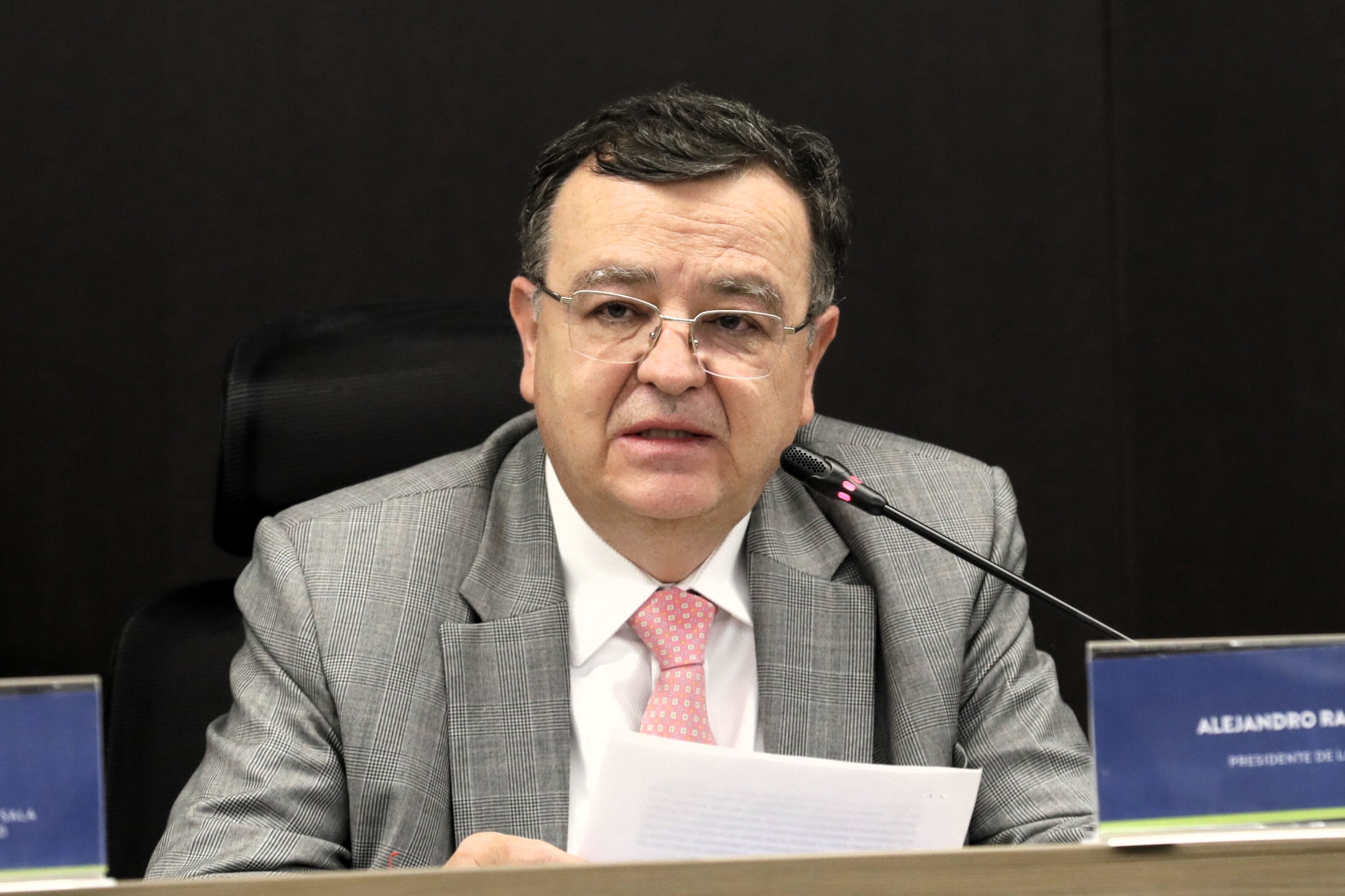 AME1410. BOGOTÁ (COLOMBIA), 19/02/2025.- El presidente de la Jurisdicción Especial para la Paz (JEP), magistrado Alejandro Ramelli, habla durante una rueda de prensa este miércoles, en Bogotá (Colombia). La JEP imputó a cuatro generales retirados del Ejército colombiano y a otros 35 oficiales y suboficiales los delitos de crímenes de guerra y de lesa humanidad por 442 asesinatos de civiles presentados como bajas combate, ocurridos en el departamento de Antioquia entre 2004 y 2007, informó el alto tribunal. EFE/ Carlos Ortega