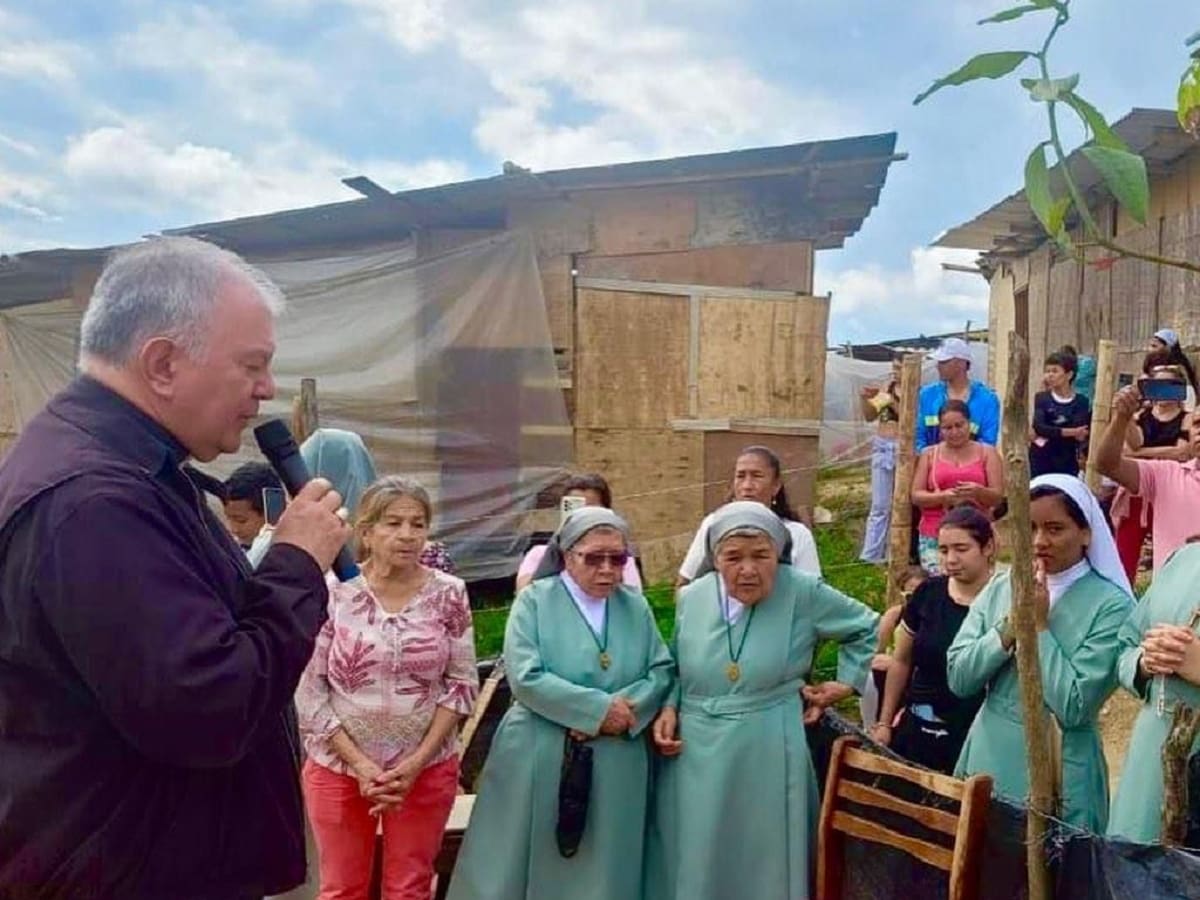 Con apoyo a la educación, Arzobispo de Manizales visitó la invasión del barrio Samaria