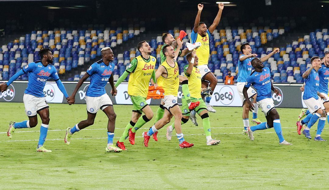 David Ospina y sus compañeros festejan la victoria ante los espectadores del Napoli.