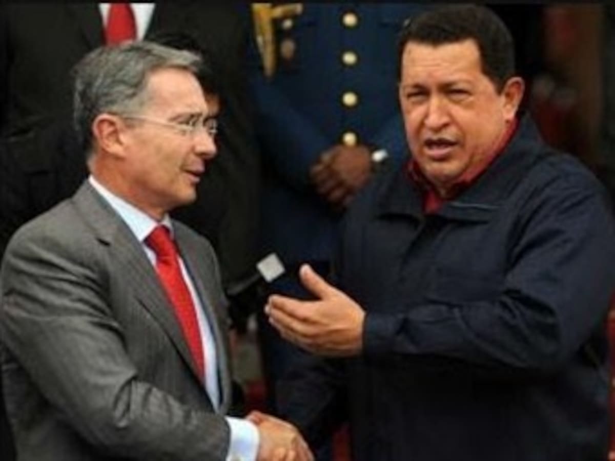 Uribe acusa a Santos de hacer propaganda a Chávez a un mes de las elecciones de Venezuela