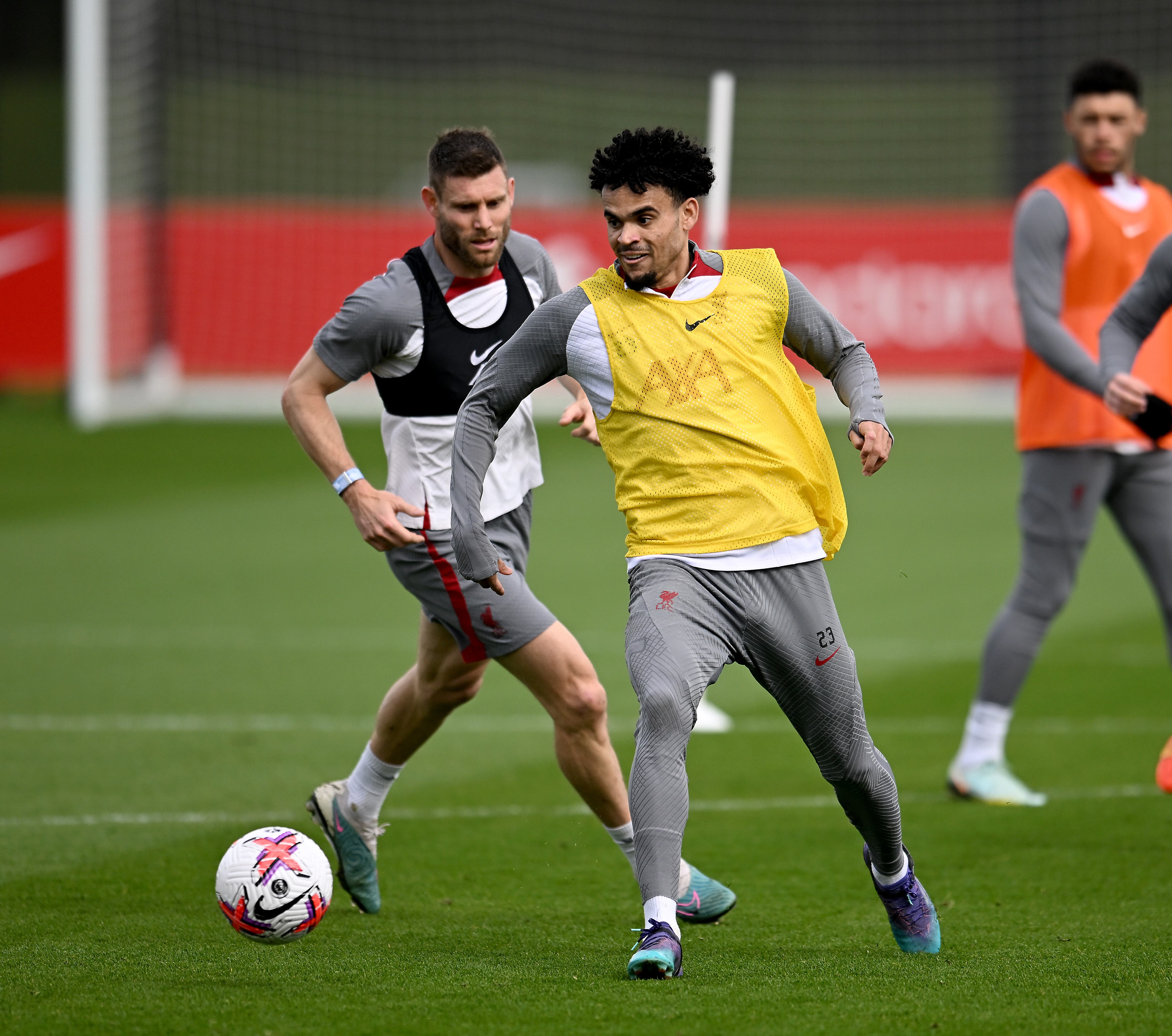Luis Díaz en su regreso a las prácticas con el Liverpool. (Photo by Andrew Powell/Liverpool FC via Getty Images)