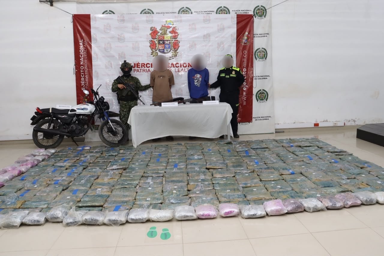 Capturan a dos presuntos miembros del Clan del Golfo en Puerto Escondido, Córdoba. Foto: prensa Ejército - Policía.