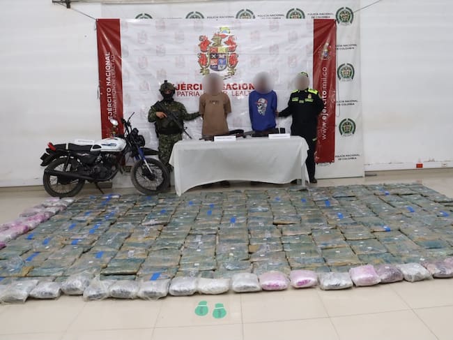 Capturan a dos presuntos miembros del Clan del Golfo en Puerto Escondido, Córdoba. Foto: prensa Ejército - Policía.