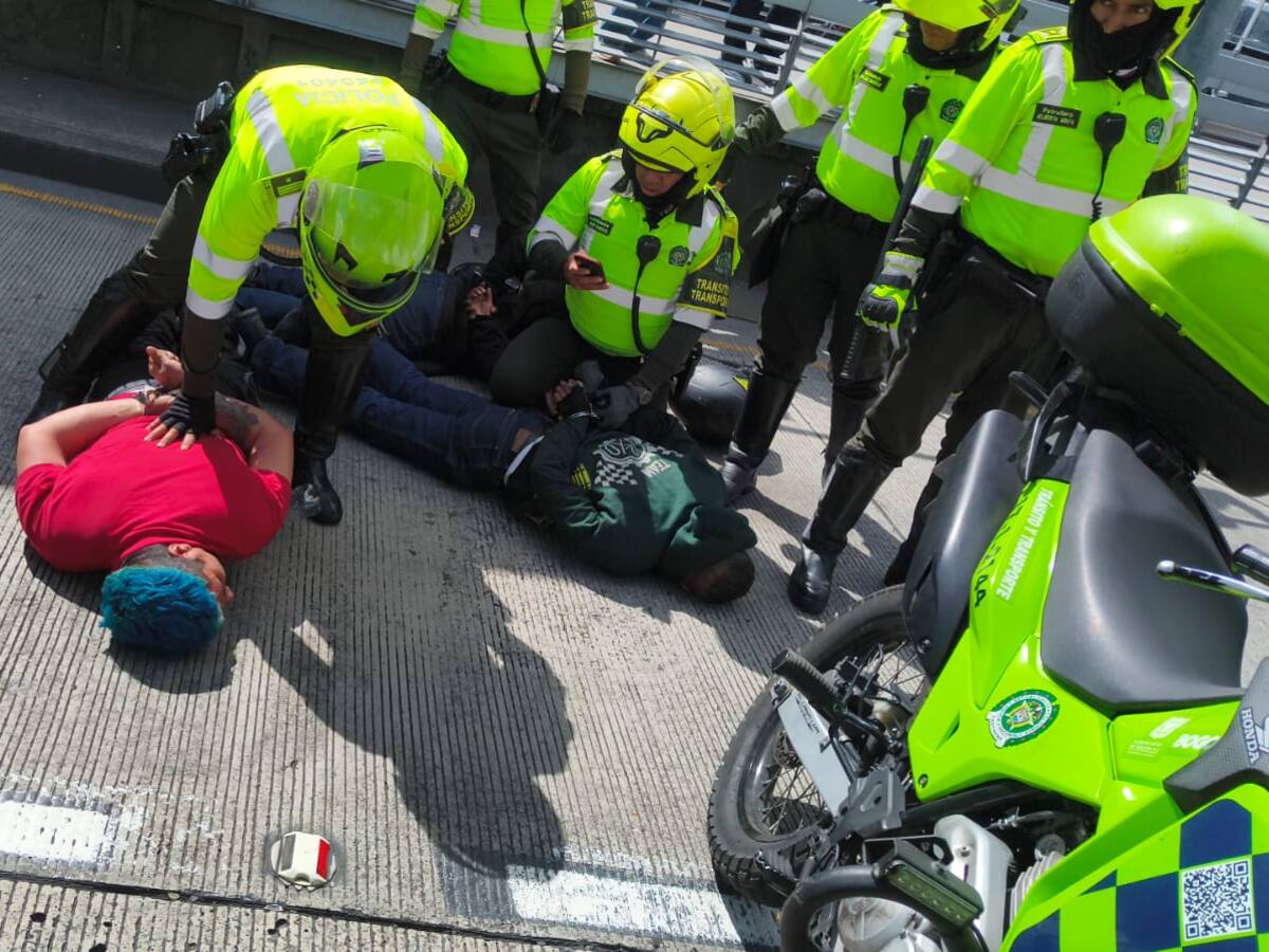 Caos en Bogotá por bloqueos de moteros: cuatro “Picaminosos” capturados tras agredir a policías