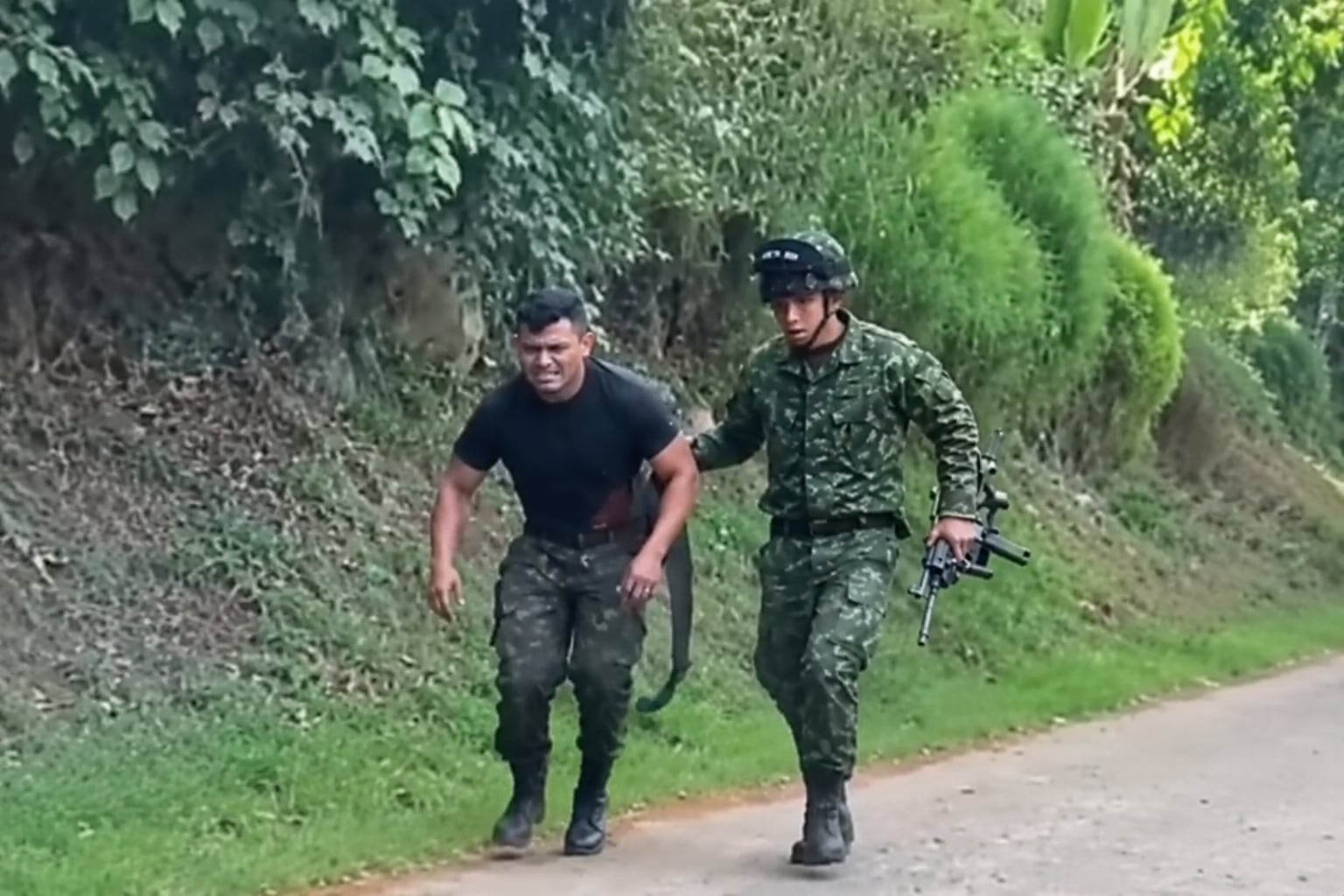 Soldado profesional resultó herido por esquirlas en la espalda. Foto Relacionada