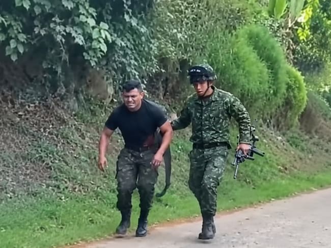 Soldado profesional resultó herido por esquirlas en la espalda. Foto Relacionada