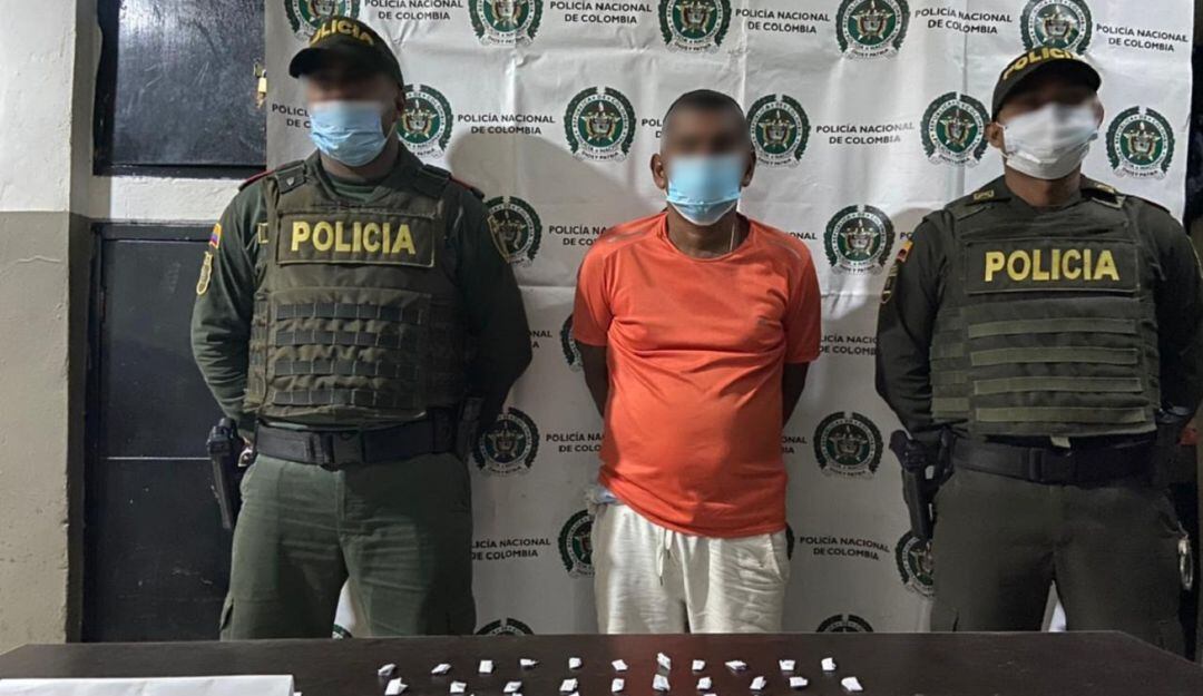 Los uniformados lo sorprendieron con 52 envolturas de base de coca en inmediaciones de un reconocido centro comercial