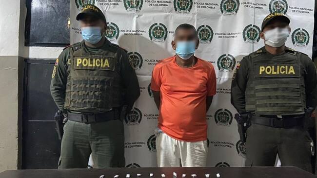 Los uniformados lo sorprendieron con 52 envolturas de base de coca en inmediaciones de un reconocido centro comercial