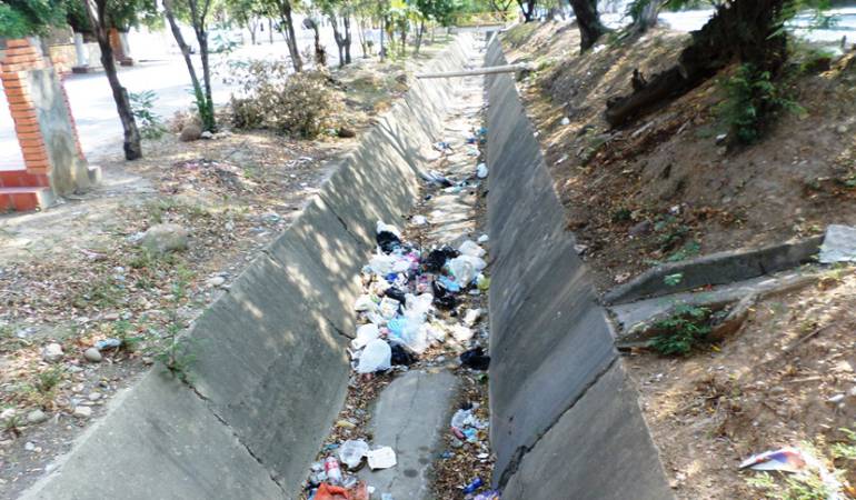 Canal de aguas lluvias en Atalaya