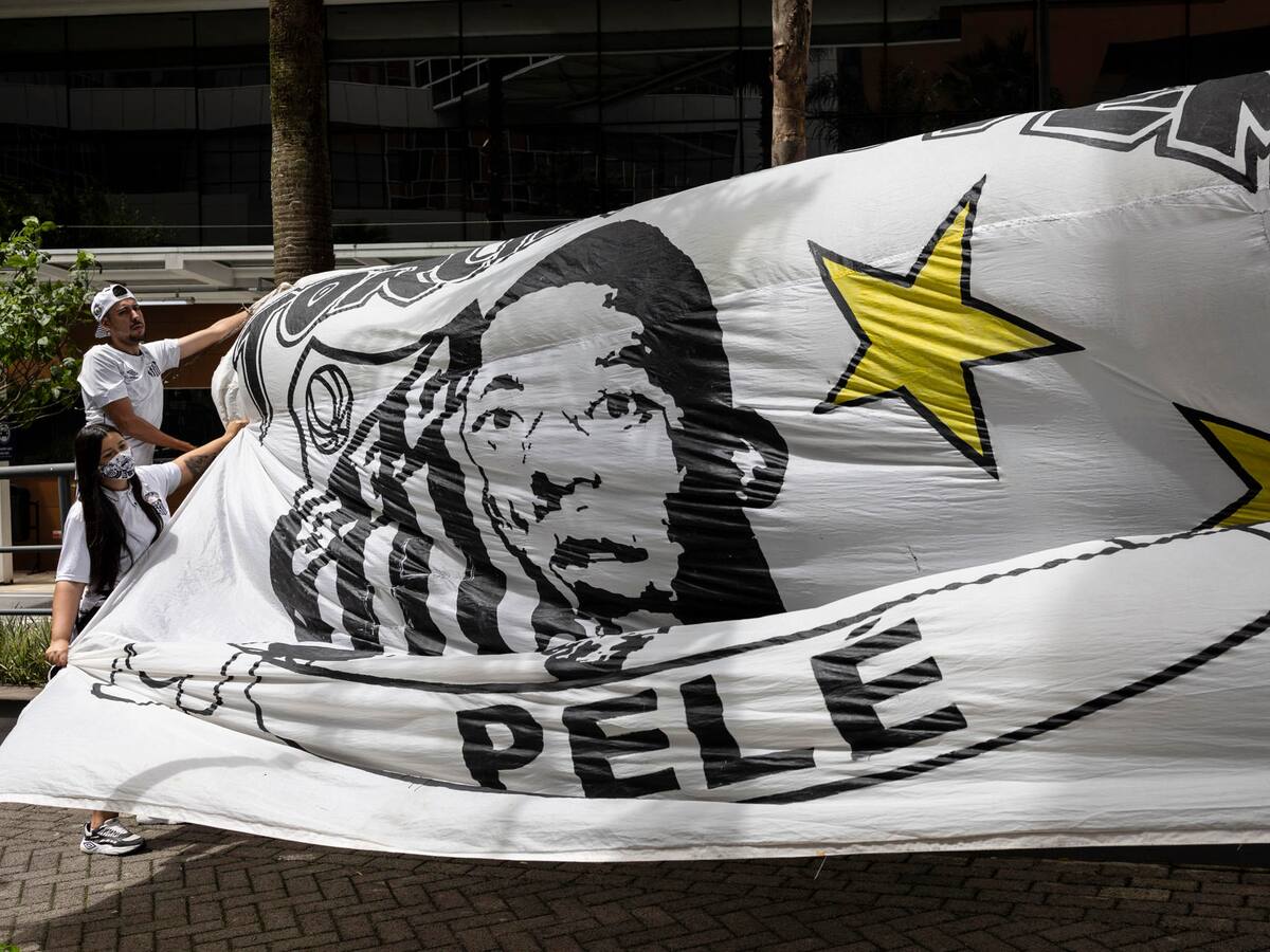 Hinchas hacen vigilia frente a hospital para pedir por la salud de Pelé