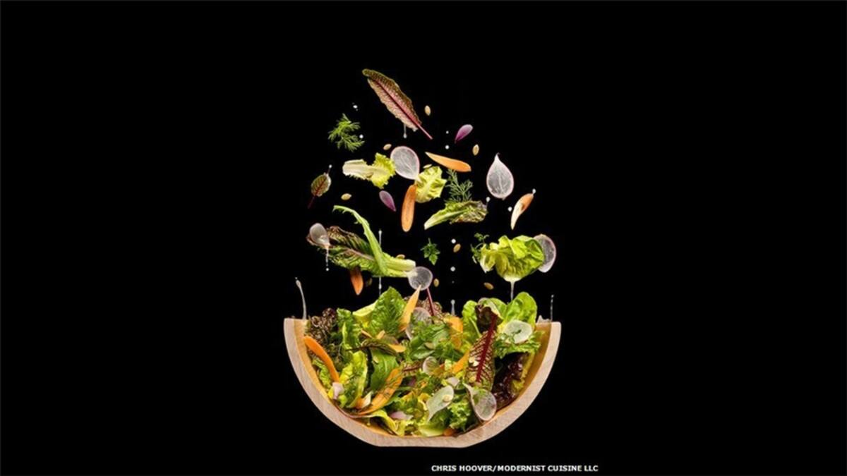 El término de cocina modernista ha sido acogido por chefs que experimentan con la base científica para cocinar y hacer nuevos platos creativos. Nathan Myhrvold explora ese término en su última trilogia "La Fotografía de la Cocina Modernista" que se publicó este mes. Emplea métodos fotográficos innovativos para mostrar a la comida de una manera distinga, como estos vegetales siendo "enlatados",  un término antiguo para "conservados".