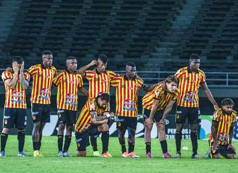 Jugadores de Deportivo Pereira en la tanda de penales ante Envigado / @corpereira