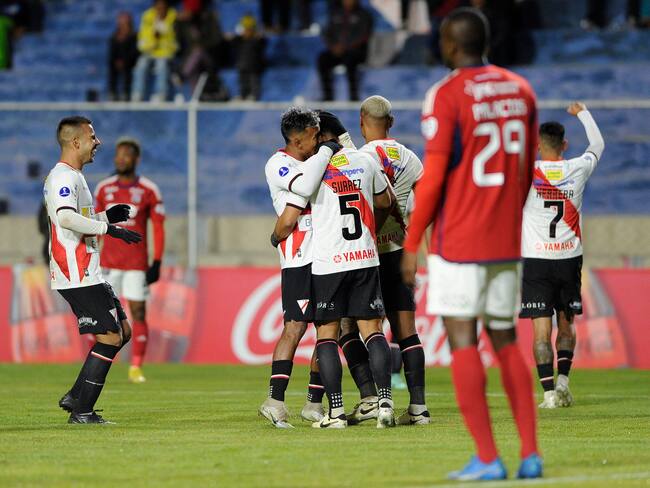 Los jugadores de Always Ready celebran uno de los goles ante el Medellín. (Photo by JORGE BERNAL/AFP via Getty Images)
