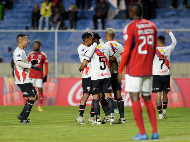 Los jugadores de Always Ready celebran uno de los goles ante el Medellín. (Photo by JORGE BERNAL/AFP via Getty Images)