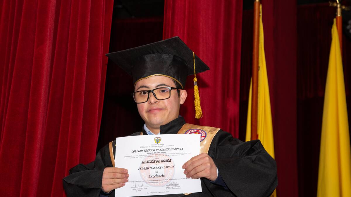 Estudiante con síndrome de Down es el primero en graduarse de un colegio público