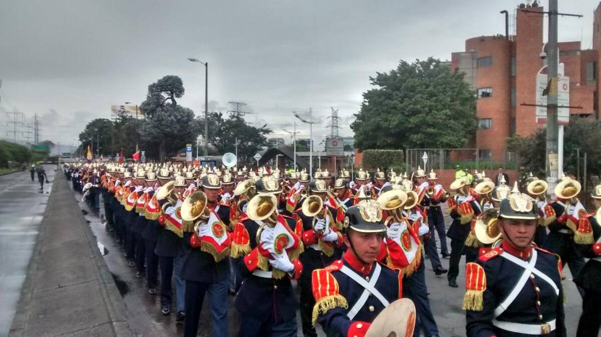 Miles de personas en todo el país se movilizan para observar los desfiles del 20 de julio.