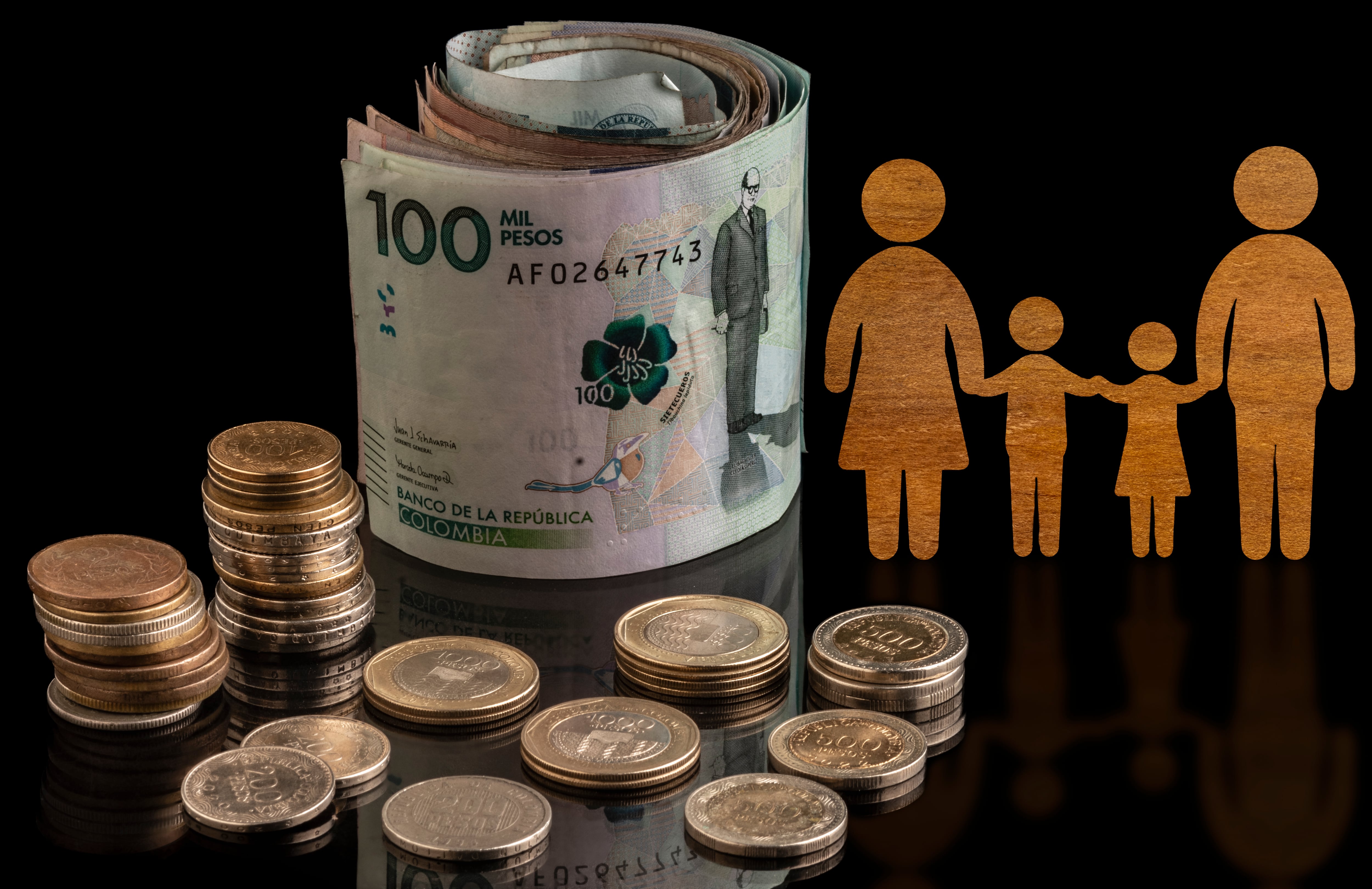 Pesos colombianos, billetes, monedas, economía, finanzas, ahorro, inversiones, negocios, bancos, empresas, Colombia (Getty Images)