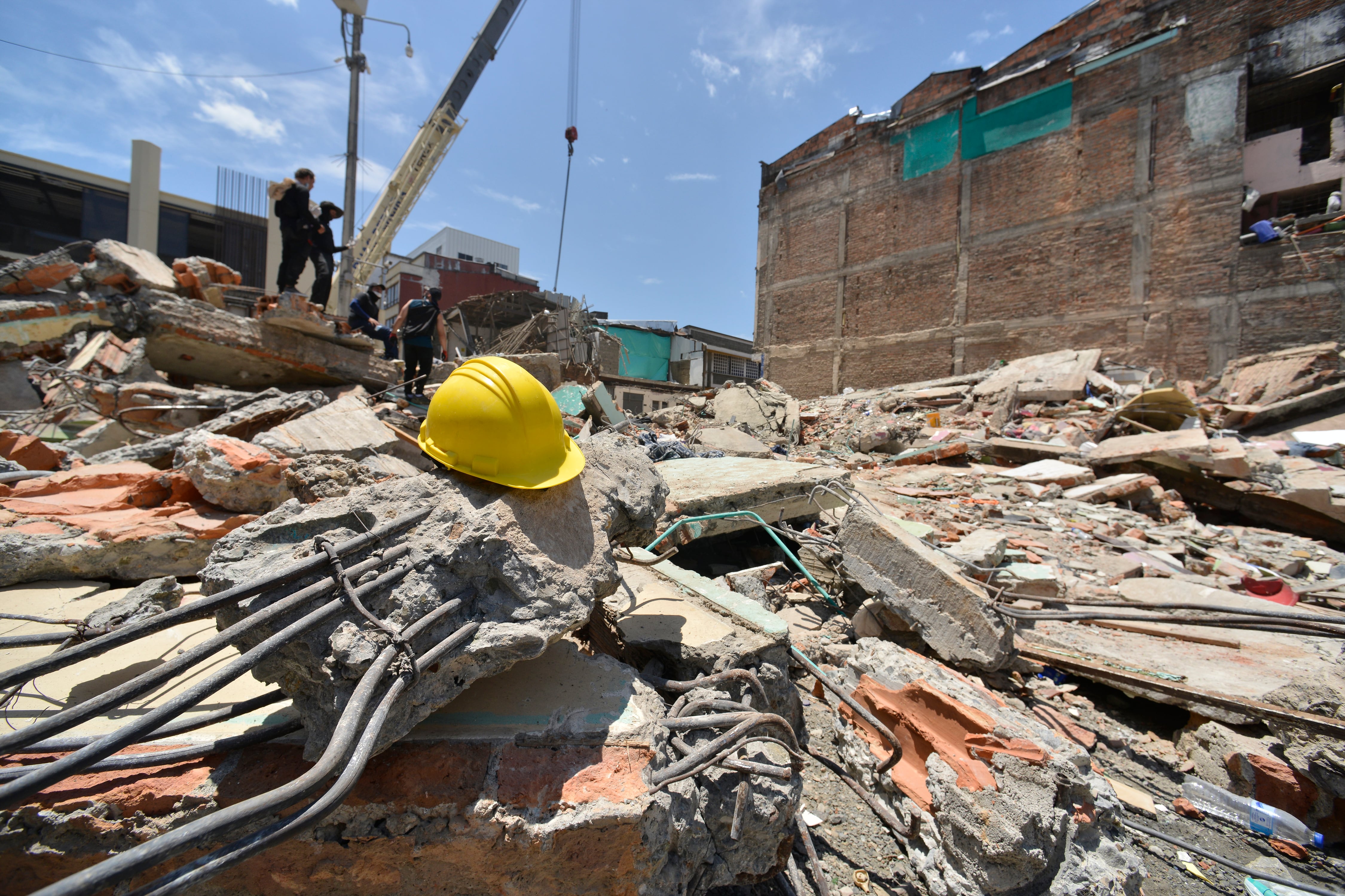 PEREIRA, COLOMBIA - AUGUST 11: A rescuer's helmet rests on the rubble of a building at the Plaza Victoria neighborhood after a magnitude 7.4 earthquake struck Colombia on August 11, 2026 in Pereira, Colombia. An official report by Asocapitales counts 169 dead and over 900 wounded. The USGS put the earthquake at a 7.4 magnitude. (Photo by Gabriel Aponte/Getty Images)