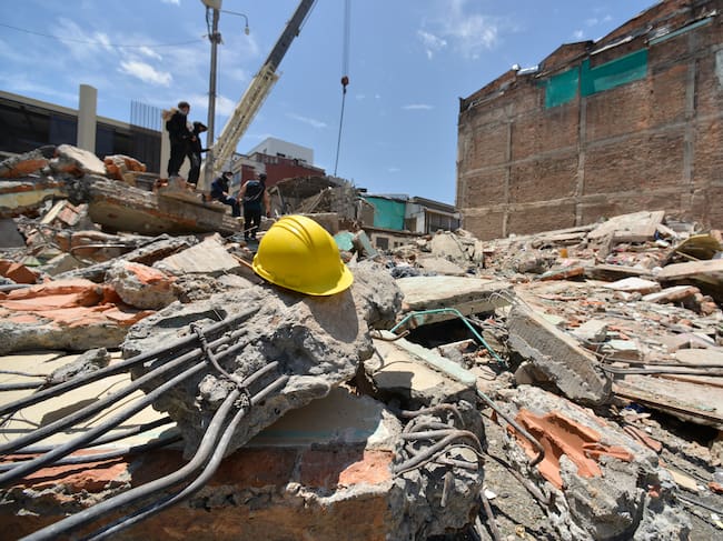 PEREIRA, COLOMBIA - AUGUST 11: A rescuer's helmet rests on the rubble of a building at the Plaza Victoria neighborhood after a magnitude 7.4 earthquake struck Colombia on August 11, 2026 in Pereira, Colombia. An official report by Asocapitales counts 169 dead and over 900 wounded. The USGS put the earthquake at a 7.4 magnitude. (Photo by Gabriel Aponte/Getty Images)