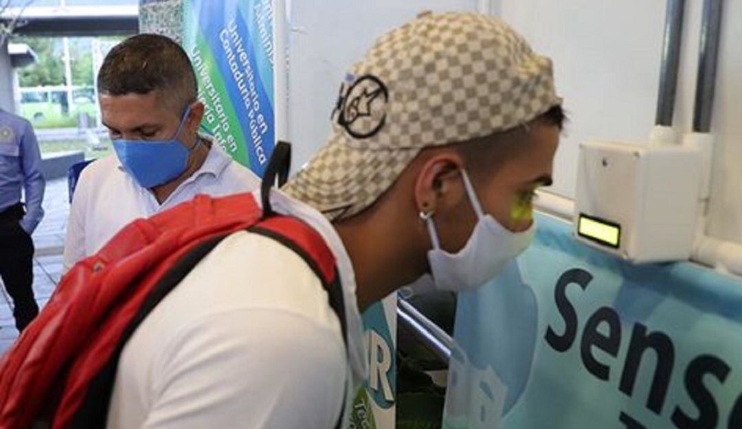 En los principales accesos de las estaciones y terminales se monitorea a diario la temperatura de los usuarios con cámaras térmicas.