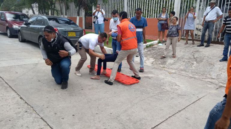 Los organismos de socorro ayudan en la evacuación de los residentes en las zonas aledañas al incendio. 