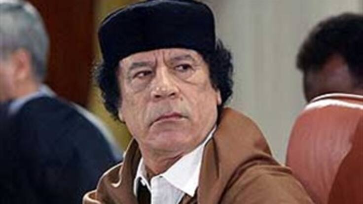 Gadafi dice que está en Libia y quiere morir como 'mártir'