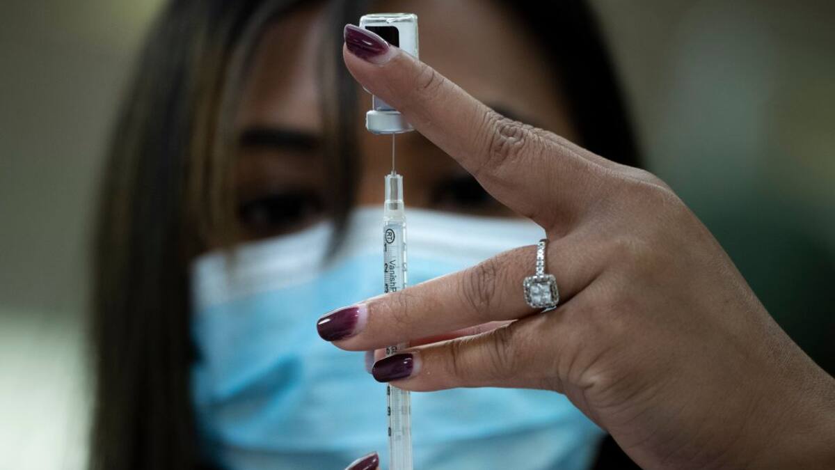 Madrid suspende el plan de vacunación a los sanitarios por falta de vacunas