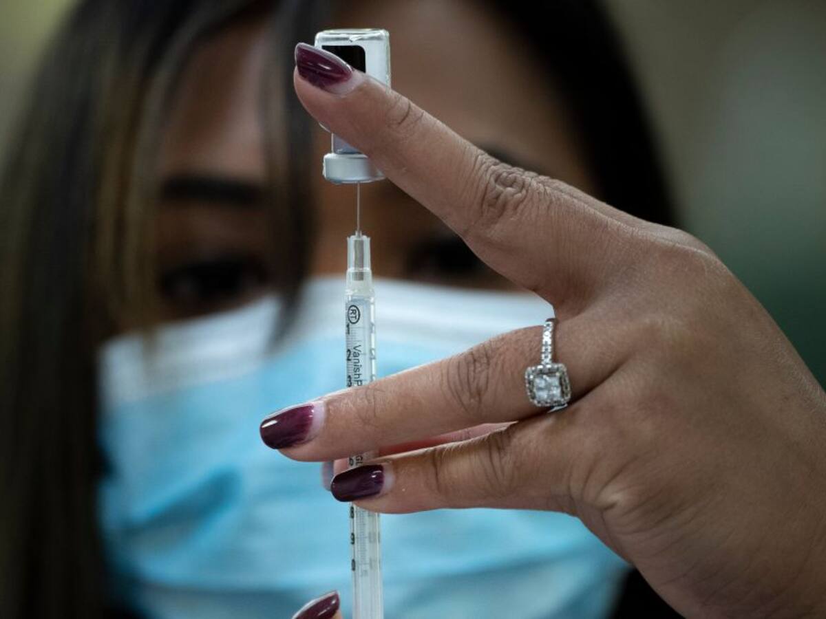 Riesgo de trombosis son más altos por contagio que por vacuna COVID-19