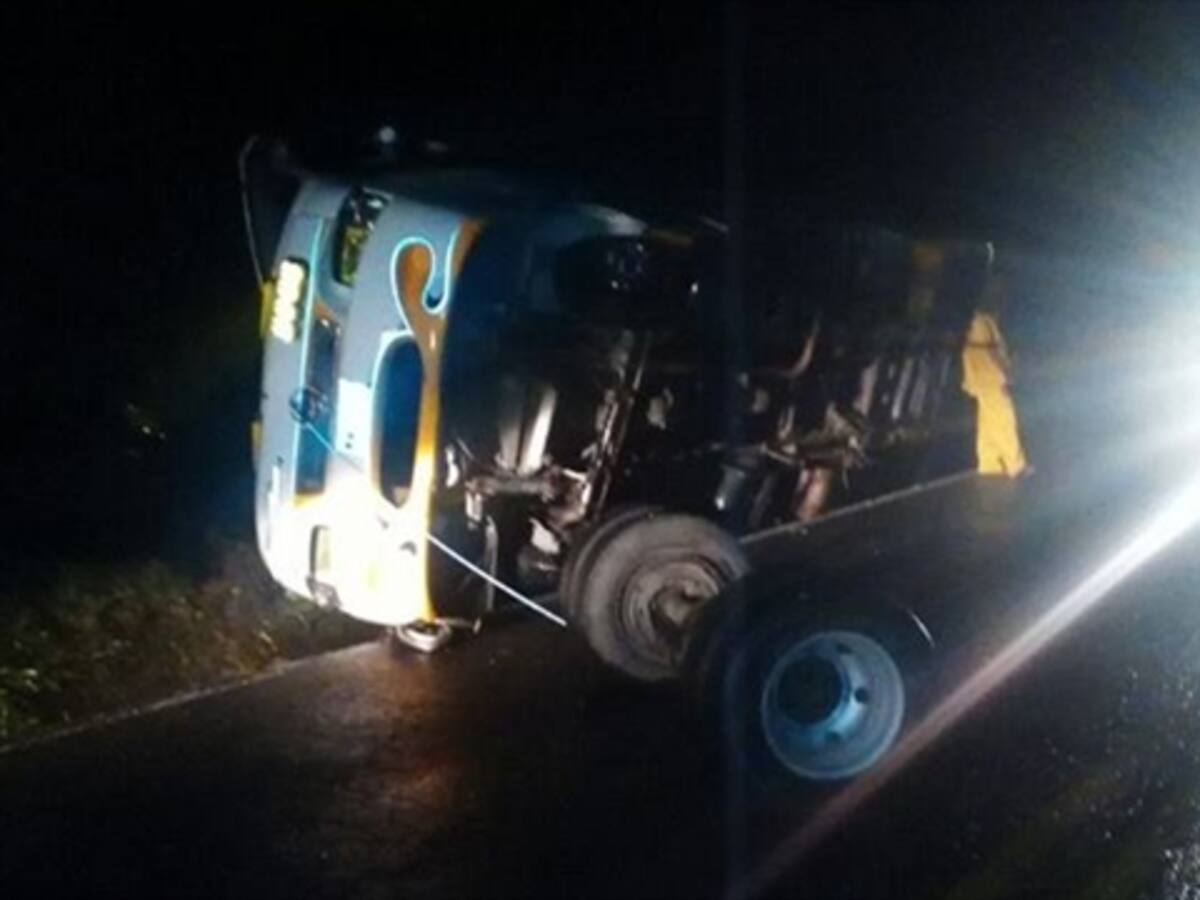 Un muerto y 15 heridos deja accidente de tránsito vía Fresno – Manizales