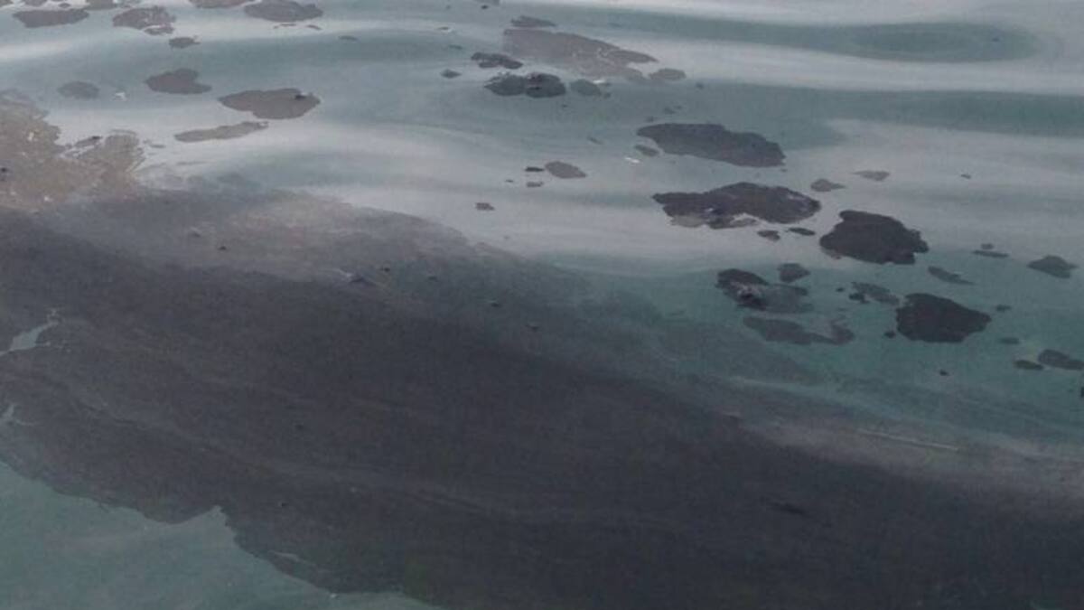 Cerrada playa de El Rodadero por aparición de mancha negra