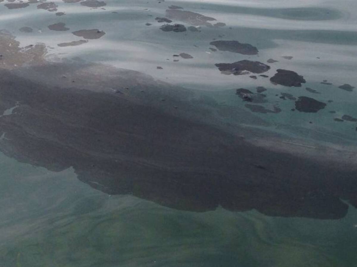 Cerrada playa de El Rodadero por aparición de mancha negra